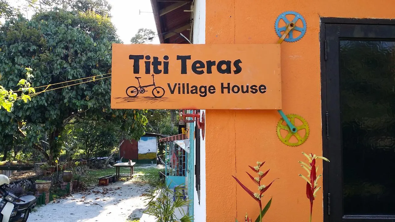 Titi Teras Village House Balik Pulau Bed & Breakfast