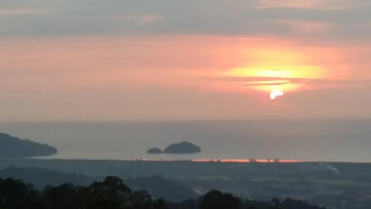 Titi Teras Village House Balik Pulau Bed & Breakfast