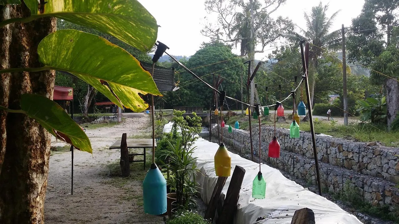 Titi Teras Village House Balik Pulau 2*,