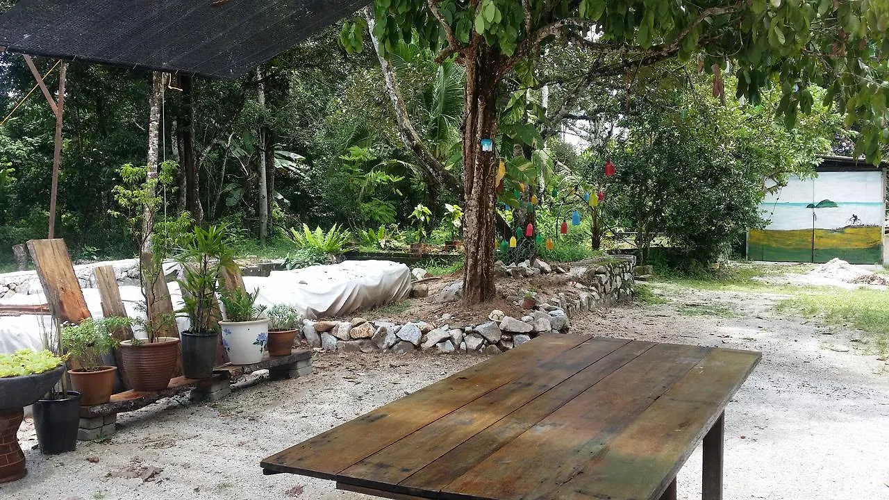 Titi Teras Village House Balik Pulau Panzió